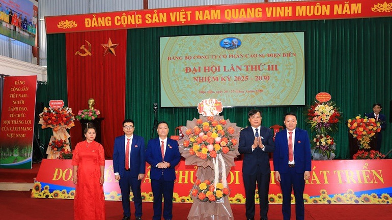 Đồng chí Lò Văn Cương, Phó Chủ tịch Ủy ban nhân dân tỉnh Điện Biên tặng hoa chúc mừng đại hội. (Ảnh: TRUNG KIÊN)
