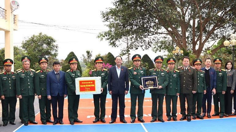 Phó Chủ tịch Quốc hội Trần Quang Phương cùng đoàn công tác thăm, tặng quà cán bộ, chiến sĩ Đoàn Kinh tế-Quốc phòng 379.