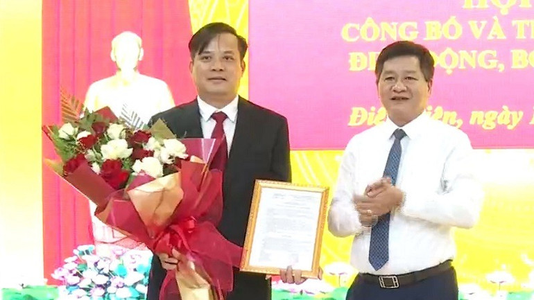 Ông Lò Văn Cương (bên trái ảnh) là người vừa được đại biểu Hội đồng nhân dân tỉnh Điện Biên bầu giữ chức Phó Chủ tịch Ủy ban nhân dân tỉnh.