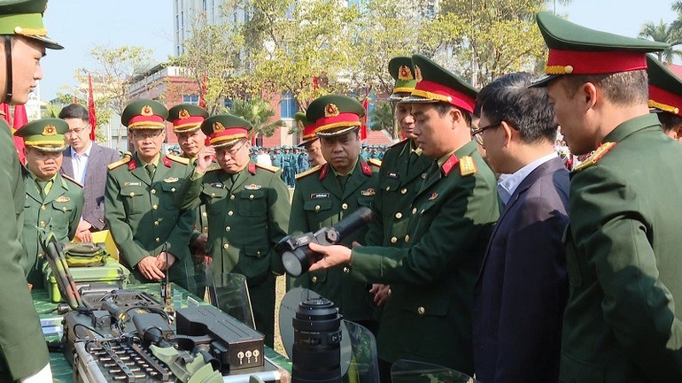 Đại biểu tham quan các vũ khí, công cụ hỗ trợ của lực lượng vũ trang.