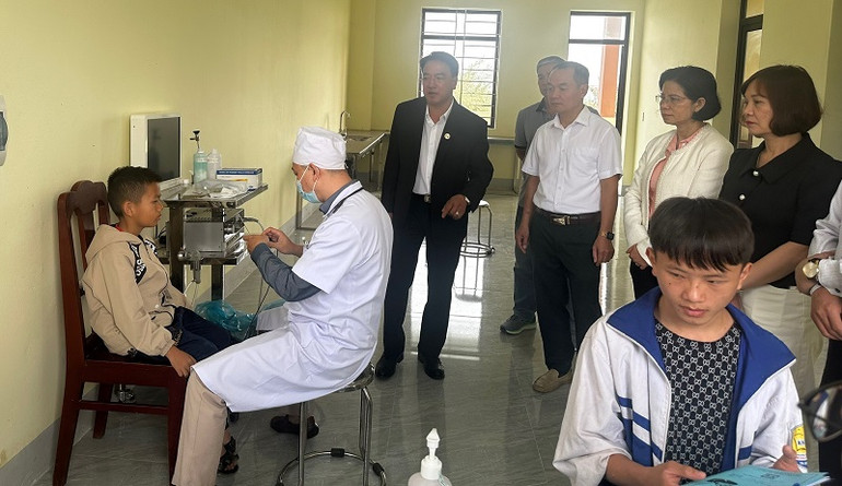 Lãnh đạo Sở Y tế Điện Biên thăm, động viên các cháu học sinh Làng trẻ SOS Điện Biên Phủ trong chương trình khám, chữa bệnh cho trẻ.
