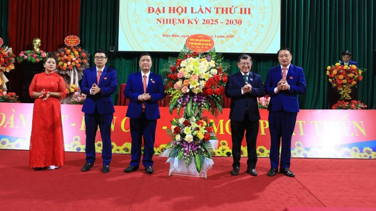 Đồng chí Huỳnh Kim Nhựt, Phó Tổng giám đốc, Chủ tịch Công đoàn cao-su Việt Nam tặng hoa chúc mừng Đại hội.