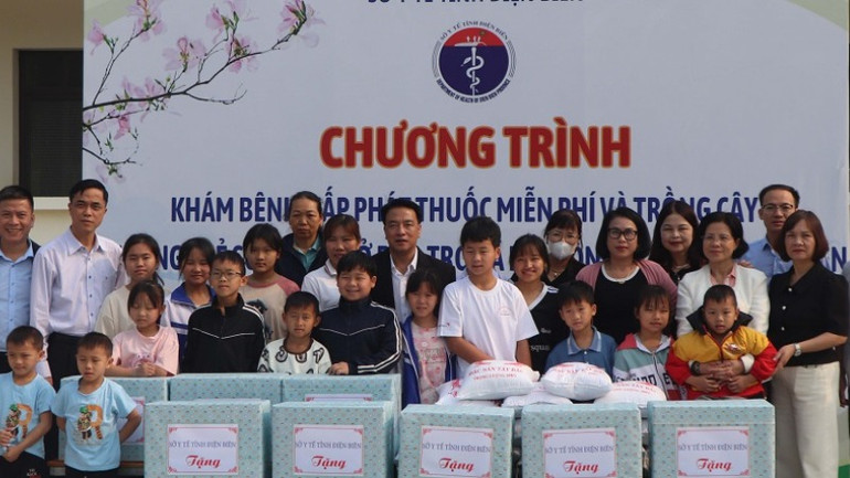 Ông Phạm Giang Nam, Giám đốc Sở Y tế Điện Biên trao quà tặng các cháu học sinh đang được nuôi dưỡng, chăm sóc tại Làng trẻ SOS Điện Biên Phủ và Cơ sở Bảo trợ xã hội tổng hợp tỉnh Điện Biên.