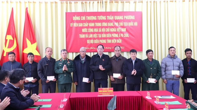 Phó Chủ tịch Quốc hội Trần Quang Phương tặng quà người có uy tín tiêu biểu tại xã Sín Thầu, huyện Mường Nhé.