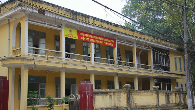 Tòa nhà được bố trí nơi ở miễn phí cho nhân dân từ các huyện về thành phố Điện Biên Phủ chờ thi sát hạch cấp giấy phép lái xe.