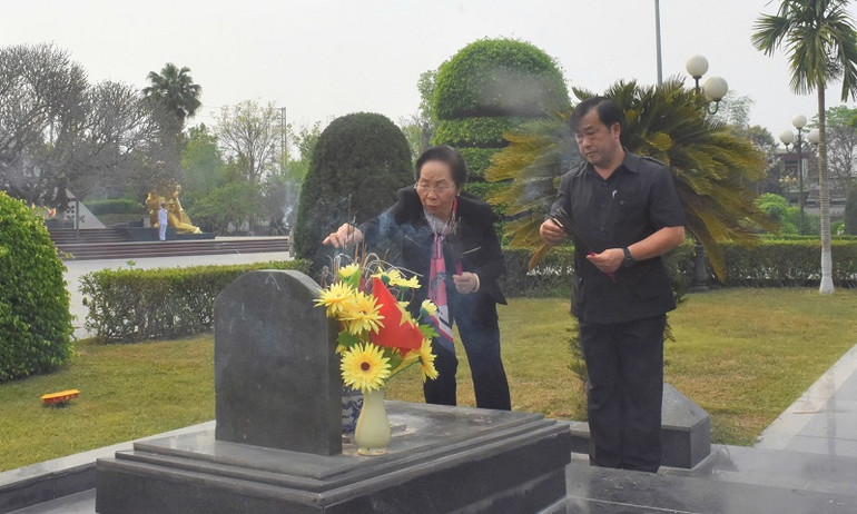 Đồng chí Nguyễn Thị Doan cùng đồng chí Vừ A Bằng, Phó Chủ tịch Ủy ban nhân dân tỉnh Điện Biên thắp hương trên phần mộ các liệt sĩ tại Nghĩa trang liệt sĩ A1. Đồng chí Nguyễn Thị Doan cùng đồng chí Vừ A Bằng, Phó Chủ tịch Ủy ban nhân dân tỉnh Điện Biên thắp hương trên phần mộ các liệt sĩ tại Nghĩa trang liệt sĩ A1.