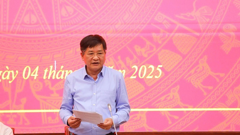 Đồng chí Lê Thành Đô, Chủ tịch Ủy ban nhân dân tỉnh Điện Biên báo cáo tiến độ một số dự án trọng điểm đang triển khai tại tỉnh Điện Biên.