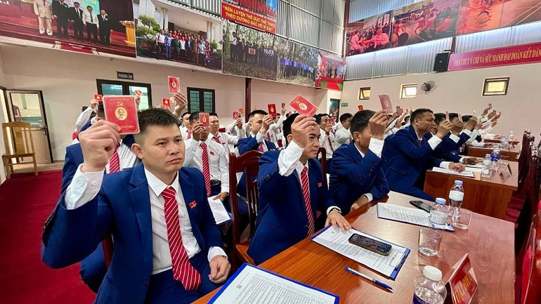 Đảng viên dự đại hội biểu quyết thông qua các mục tiêu.