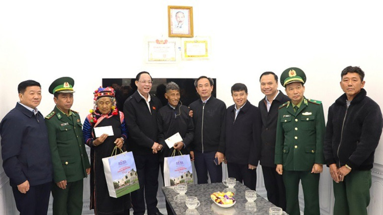 Phó Chủ tịch Quốc hội Trần Quang Phương tặng quà hai gia đình chính sách ở huyện Mường Nhé, tỉnh Điện Biên.