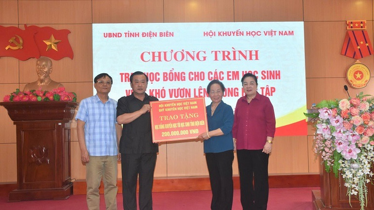Đồng chí Nguyễn Thị Doan trao biển tượng trưng hỗ trợ học bổng cho học sinh tỉnh Điện Biên. Đồng chí Nguyễn Thị Doan trao biển tượng trưng hỗ trợ học bổng cho học sinh tỉnh Điện Biên.