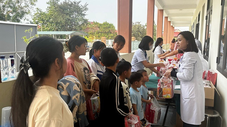 Các y, bác sĩ trao quà, thuốc cho các cháu.