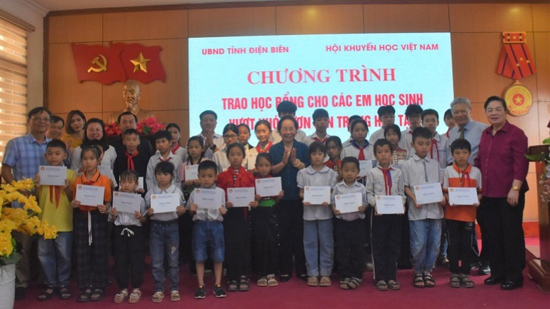 Đồng chí Nguyễn Thị Doan và thành viên Đoàn công tác trao học bổng cho các cháu học sinh nghèo vượt khó tỉnh Điện Biên. Đồng chí Nguyễn Thị Doan và thành viên Đoàn công tác trao học bổng cho các cháu học sinh nghèo vượt khó tỉnh Điện Biên.