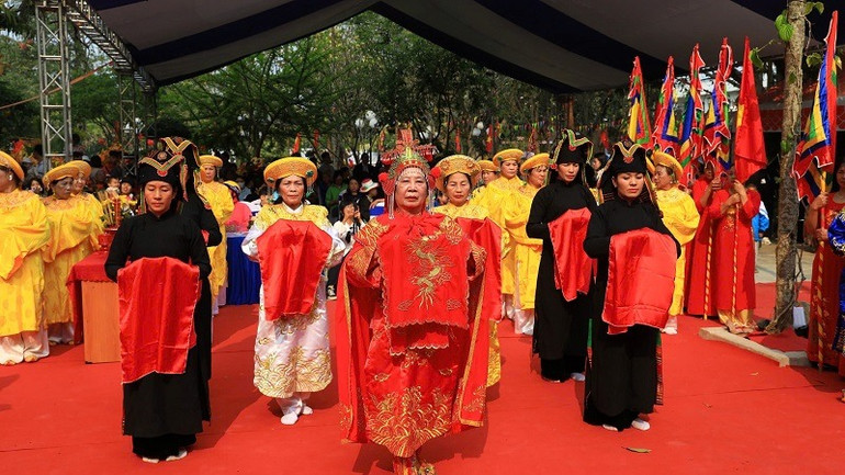 Người có uy tín huyện Điện Biên và nhân dân trên địa bàn thực hiện nghi thức dâng lễ...