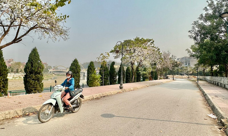 Điểm cuối của tuyến đường được lựa chọn đặt tên nữ đảng viên Đảng Cộng sản Pháp Raymonde dẫn ra phía đầu cầu Thanh Bình, thành phố Điện Biên Phủ.