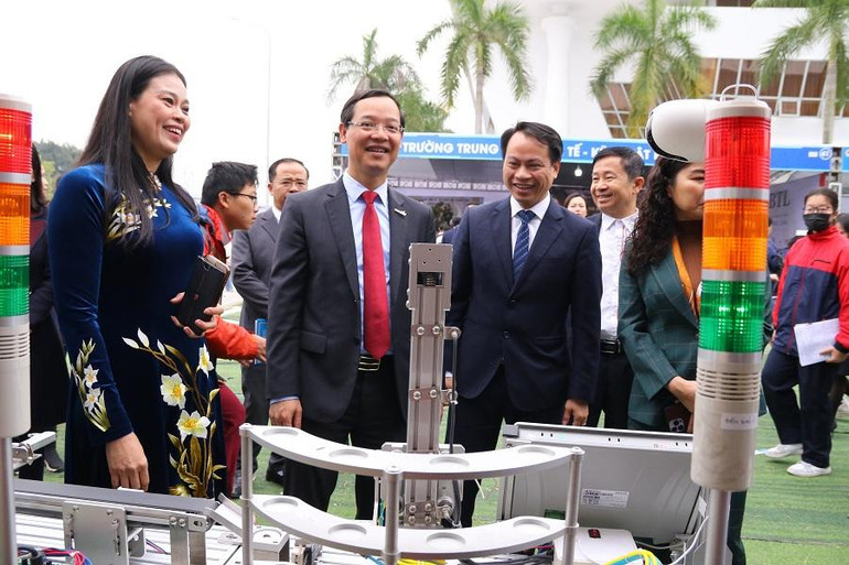 Các đại biểu thăm gian trưng bày của Trường cao đẳng nghề Công nghệ cao Việt Nam bên lề hội nghị. (Ảnh: HHT)