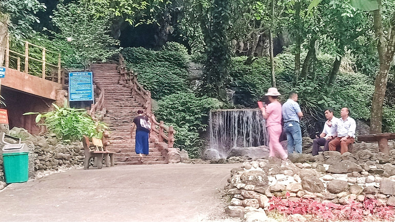 Du khách tham quan suối Mỏ Gà phải qua cổng thu phí của khu du lịch.