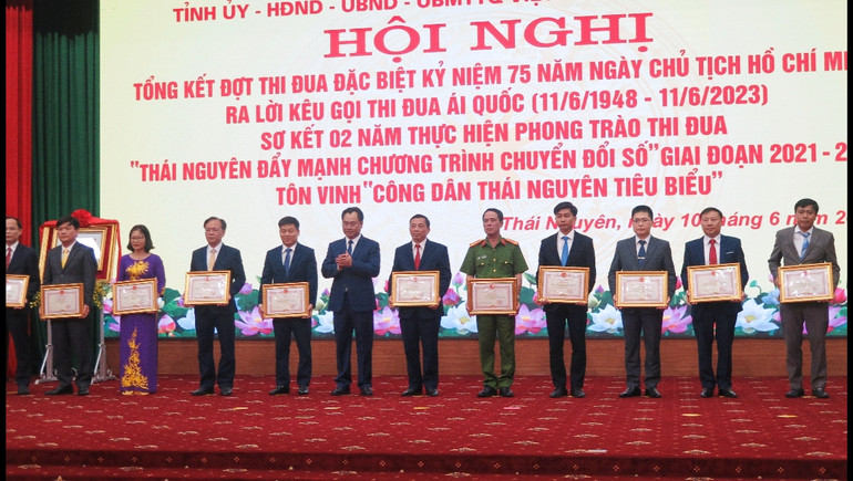 Lãnh đạo tỉnh Thái Nguyên tặng Bằng khen của Ủy ban nhân dân tỉnh cho các tập thể, cá nhân xuất sắc trong phong trào thi đua.