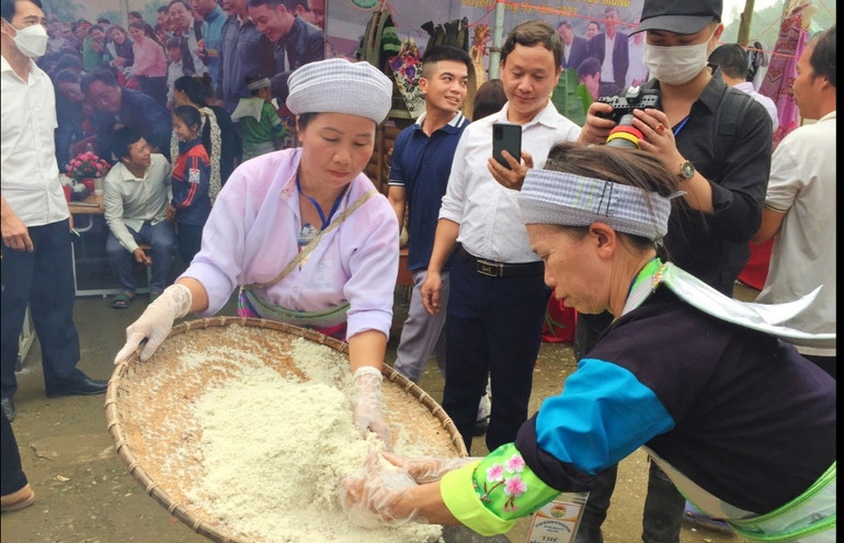 Đồng bào dân tộc H’Mông ở Bản Tèn chế biến nhiều món ăn ngon.