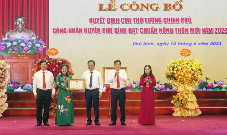 Chủ tịch Ủy ban nhân dân tỉnh Thái Nguyên Trịnh Việt Hùng trao Bằng khen cho các tập thể, cá nhân có thành tích xây dựng nông thôn mới Phú Bình.