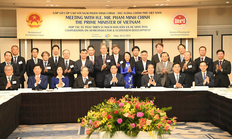 Thủ tướng Phạm Minh Chính chụp ảnh lưu niệm với các tập đoàn hàng đầu của Nhật Bản trong lĩnh vực bán dẫn. (Ảnh: THANH GIANG)