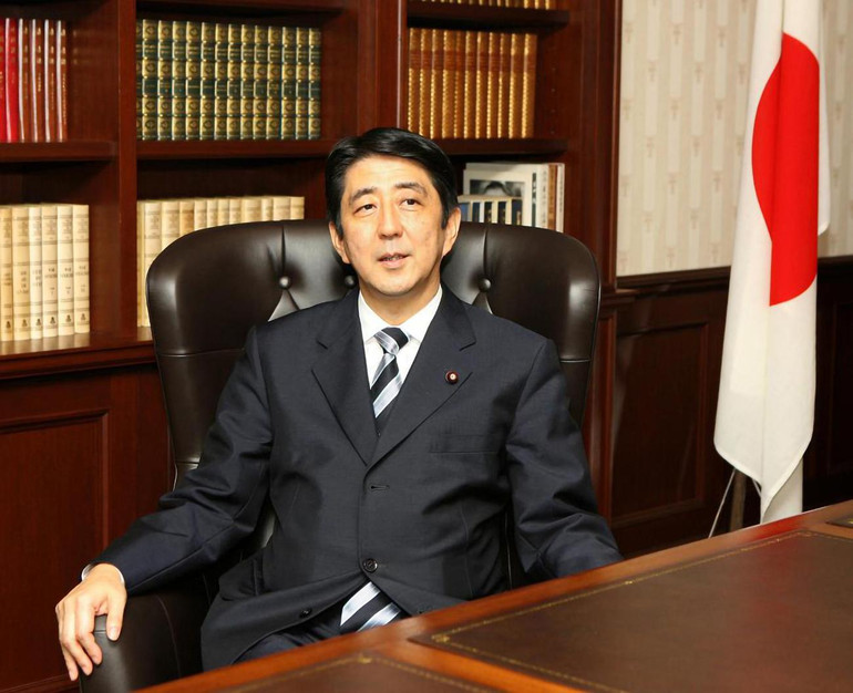 Chủ tịch đắc cử của LDP Abe Shinzo tại bàn làm việc của Chủ tịch LDP tại trụ sở đảng này ở Tokyo, ngày 20/9/2006. (Ảnh: AP) ẢNH -0