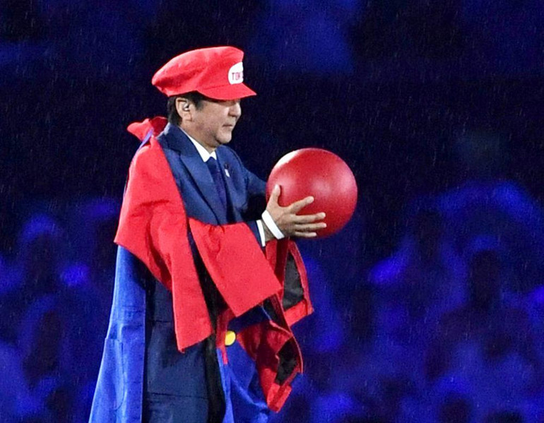 Ông Abe xuất hiện trong trang phục của nhân vật Super Mario của công ty trò chơi điện tử nổi tiếng Nhật Bản Nintendo khi tham dự lễ bế mạc Olympics mùa hè năm 2016 tại Rio de Janeiro, Brazil. (Ảnh: Kyodo/AP) ẢNH -0