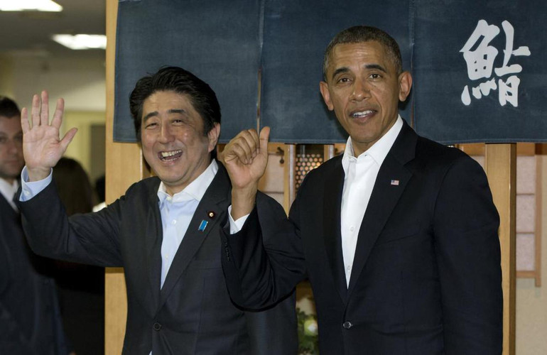 Thủ tướng Abe Shinzo và Tổng thống Mỹ Barack Obama rời khỏi nhà hàng sushi Sukiyabashi tại Tokyo, ngày 23/4/2014. (Ảnh: AP) ẢNH -0