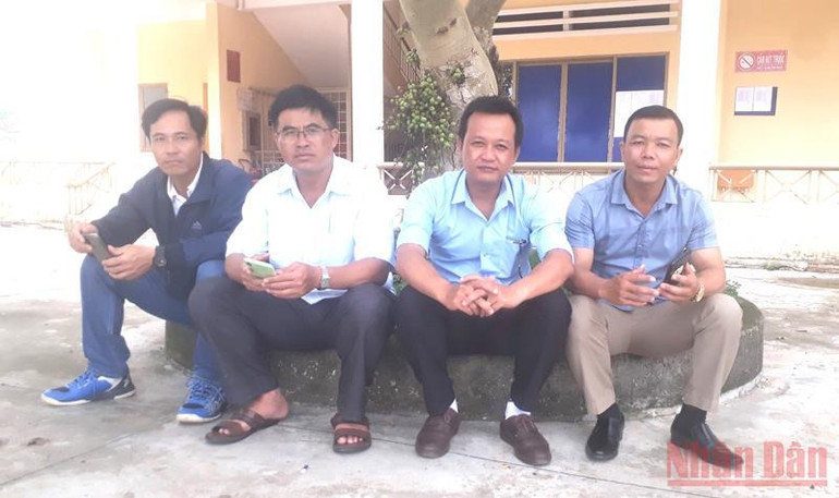 Giáo viên ở vùng sâu Đắk Lắk vượt rừng đến điểm thi từ sớm -0