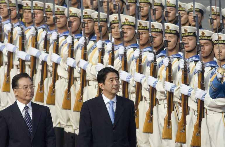 Thủ tướng Trung Quốc Ôn Gia Bảo và Thủ tướng Nhật Bản Abe Shinzo duyệt đội danh dự trong lễ đón được tổ chức bên ngoài Đại lễ đường Nhân dân ở Bắc Kinh, Trung Quốc, ngày 8/10/2006. (Ảnh: AP) ẢNH -0