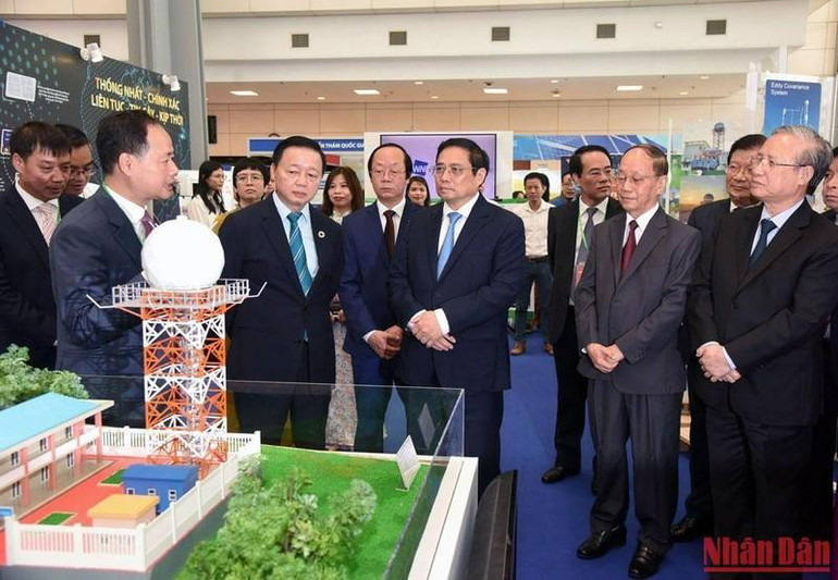 Thủ tướng Phạm Minh Chính thăm gian trưng bày các ứng dụng công nghệ về bảo vệ tài nguyên và môi trường.