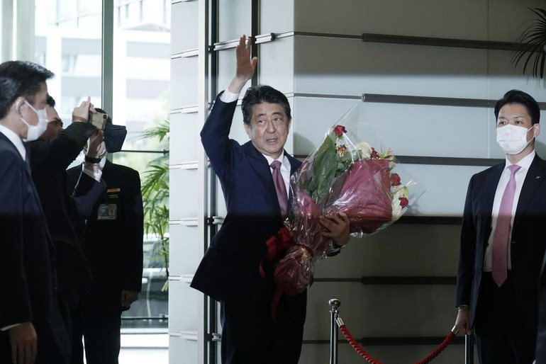Thủ tướng mãn nhiệm Abe Shinzo vẫy tay khi ông rời khỏi Văn phòng Thủ tướng Nhật Bản, ngày 16/9/2020. (Ảnh: AP) ẢNH -0