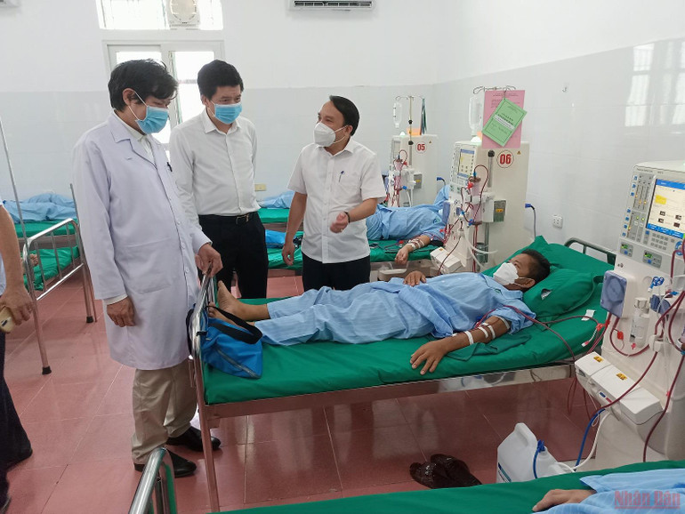 Lãnh đạo Sở Y tế Nghệ An và huyện Con Cuông thăm hỏi các bệnh nhân chạy thận tại Bệnh viện Đa khoa Khu vực Tây Nam. Khai trương đơn nguyên thận nhân tạo tại Bệnh viện Đa khoa Khu vực Tây Nam Nghệ An -0