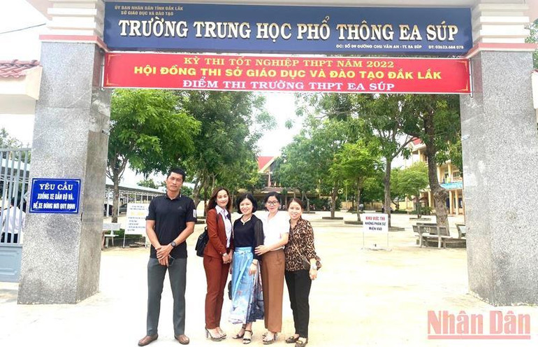 Giáo viên ở vùng sâu Đắk Lắk vượt rừng đến điểm thi từ sớm -0