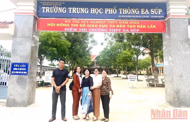 Giáo viên ở vùng sâu Đắk Lắk vượt rừng đến điểm thi từ sớm -0