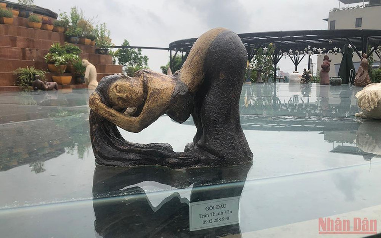 " Gội đầu" - Trần Thanh Vân. Triển lãm gốm trên đất nghề -0
