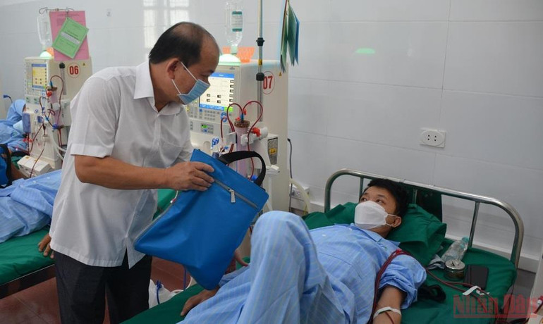 Lãnh đạo huyện Con Cuông tặng quà cho các bệnh nhân chạy thận nhân tạo. Khai trương đơn nguyên thận nhân tạo tại Bệnh viện Đa khoa Khu vực Tây Nam Nghệ An -0