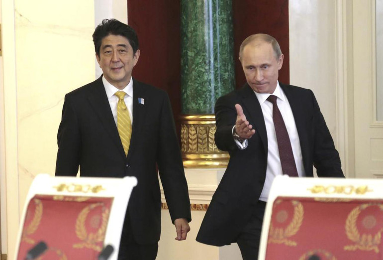 Tổng thống Nga Vladimir Putin và Thủ tướng Nhật Bản Abe Shinzo bước vào hội trường để tham gia cuộc họp báo tại Điện Kremlin, ngày 29/4/2013. (Ảnh: AP) ẢNH -0