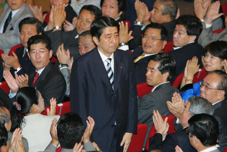 Ông Abe Shinzo nhận tràng vỗ tay từ các nghị sĩ đảng Dân chủ Tự do (LDP) khi ông giành chiến thắng vang dội trong cuộc bỏ phiếu bầu Chủ tịch LDP, ngày 20/9/2006. (Ảnh: AP) ẢNH -0