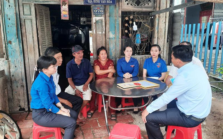 Đoàn công tác của Tỉnh đoàn và chính quyền địa phương đến chia sẻ, động viên gia đình em Quân vượt qua những mất mát đau thương. Truy tặng huy hiệu “Tuổi trẻ dũng cảm” cho học sinh lớp 5 ở Vĩnh Long -0