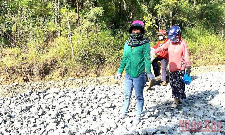 Giáo viên ở vùng sâu Đắk Lắk vượt rừng đến điểm thi từ sớm -0