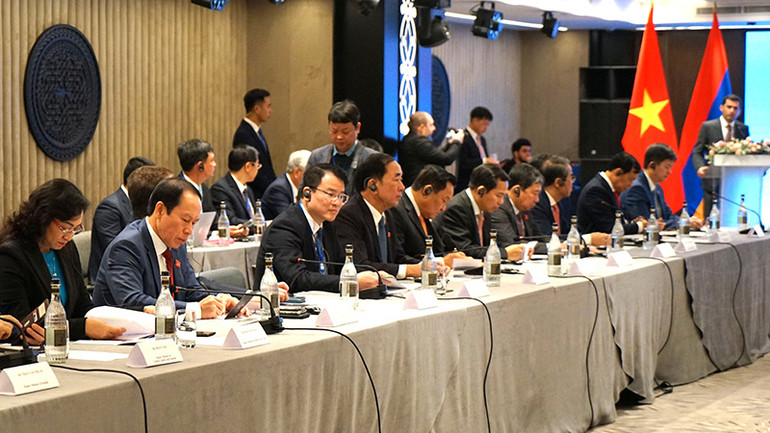 Các đại biểu Đoàn Việt Nam dự tọa đàm. Các đại biểu Đoàn Việt Nam dự tọa đàm.