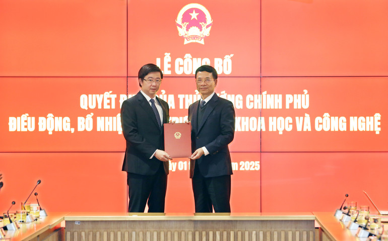 Bộ trưởng Nguyễn Mạnh Hùng trao quyết định điều động, bổ nhiệm cho Thứ trưởng Bùi Hoàng Phương.