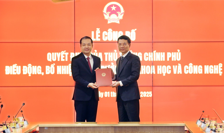 Bộ trưởng Nguyễn Mạnh Hùng trao quyết định điều động, bổ nhiệm cho Thứ trưởng Phạm Đức Long.