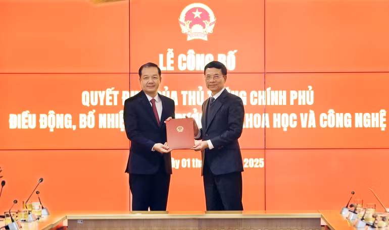 Bộ trưởng Nguyễn Mạnh Hùng trao quyết định điều động, bổ nhiệm cho Thứ trưởng Phạm Đức Long.