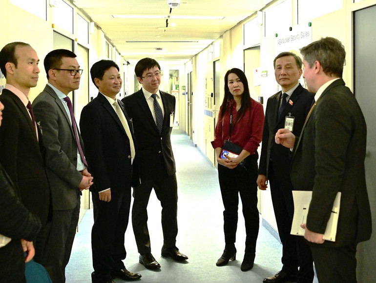 Chủ nhiệm Ủy ban Khoa học, Công nghệ và Môi trường của Quốc hội Lê Quang Huy, Thứ trưởng Bộ Khoa học và Công nghệ Bùi Hoàng Phương và Đoàn công tác thăm Cơ quan Năng lượng Nguyên tử quốc tế (IAEA).