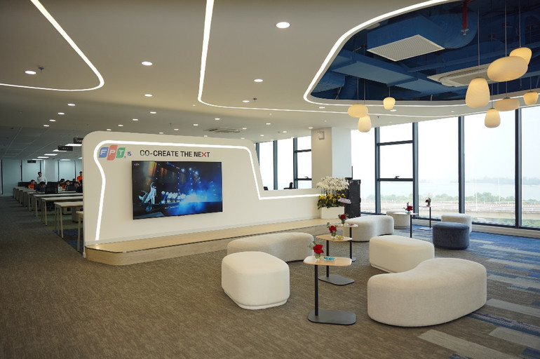 Trung tâm R&D về công nghệ cao và chip bán dẫn FPT nằm tại Khu Công viên Phần mềm số 2 Đà Nẵng, với góc nhìn đắc địa hướng ra cửa biển.