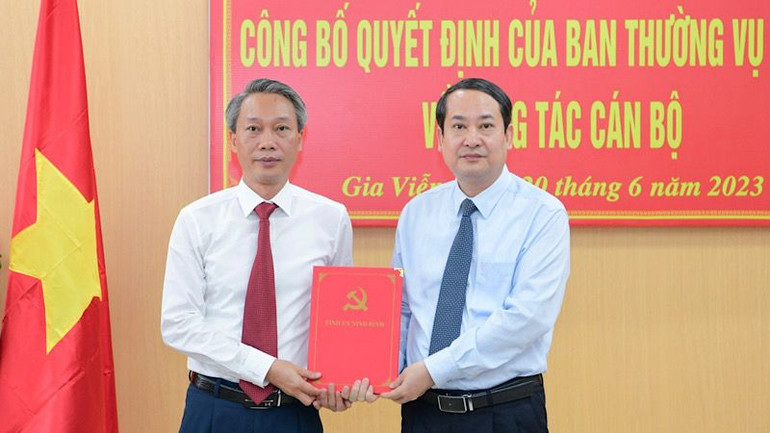 Đồng chí Mai Văn Tuất, Phó Bí thư Thường trực Tỉnh ủy Ninh Bình trao quyết định giữ chức Phó Bí thư Huyện ủy Gia Viễn (Ninh Bình) cho đồng chí Phạm Văn Tam. (Ảnh: TRƯỜNG GIANG)