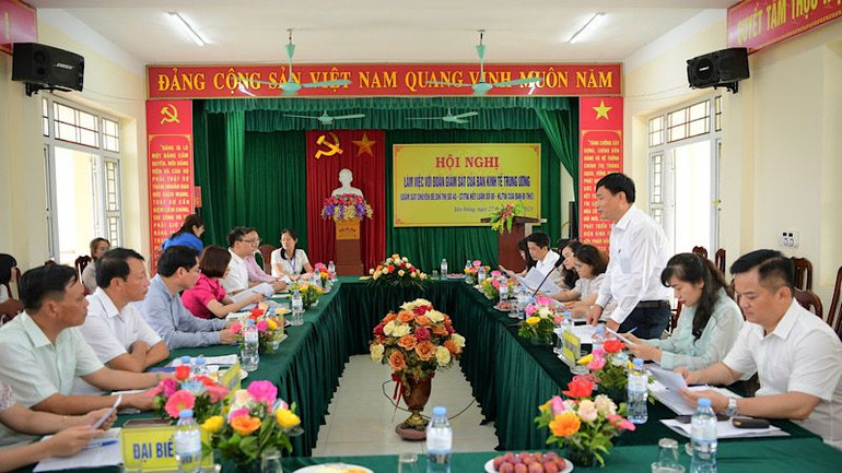 Đoàn giám sát làm việc tại trụ sở Ủy ban nhân dân xã Yên Đồng, huyện Yên Mô, tỉnh Ninh Bình. (Ảnh: TRƯỜNG GIANG)