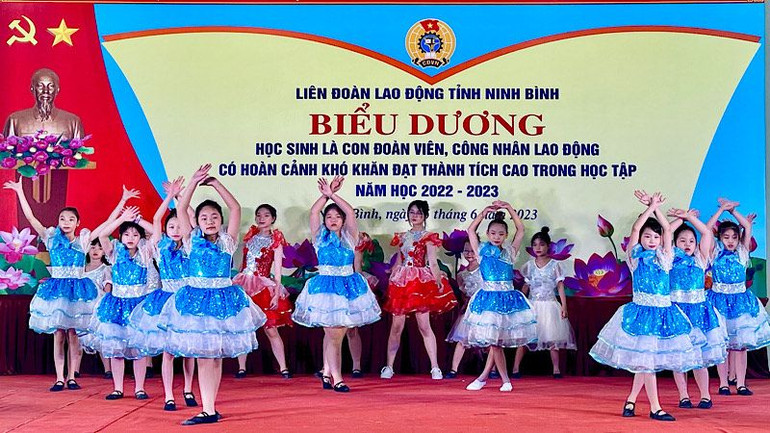 Các học sinh tham gia biểu diễn văn nghệ. (Ảnh: XUÂN TRƯỜNG)