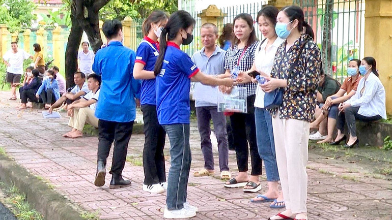 Các tình nguyện viên phát nước nước miễn phí cho người nhà thí sinh. Các tình nguyện viên phát nước nước miễn phí cho người nhà thí sinh.